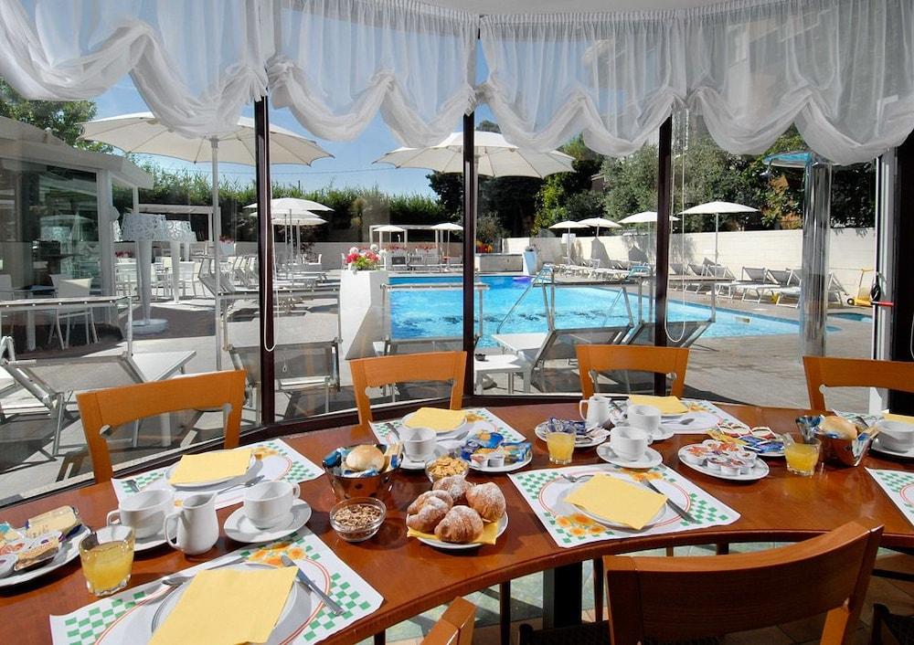 Hotel Pacific Cattolica Exterior foto